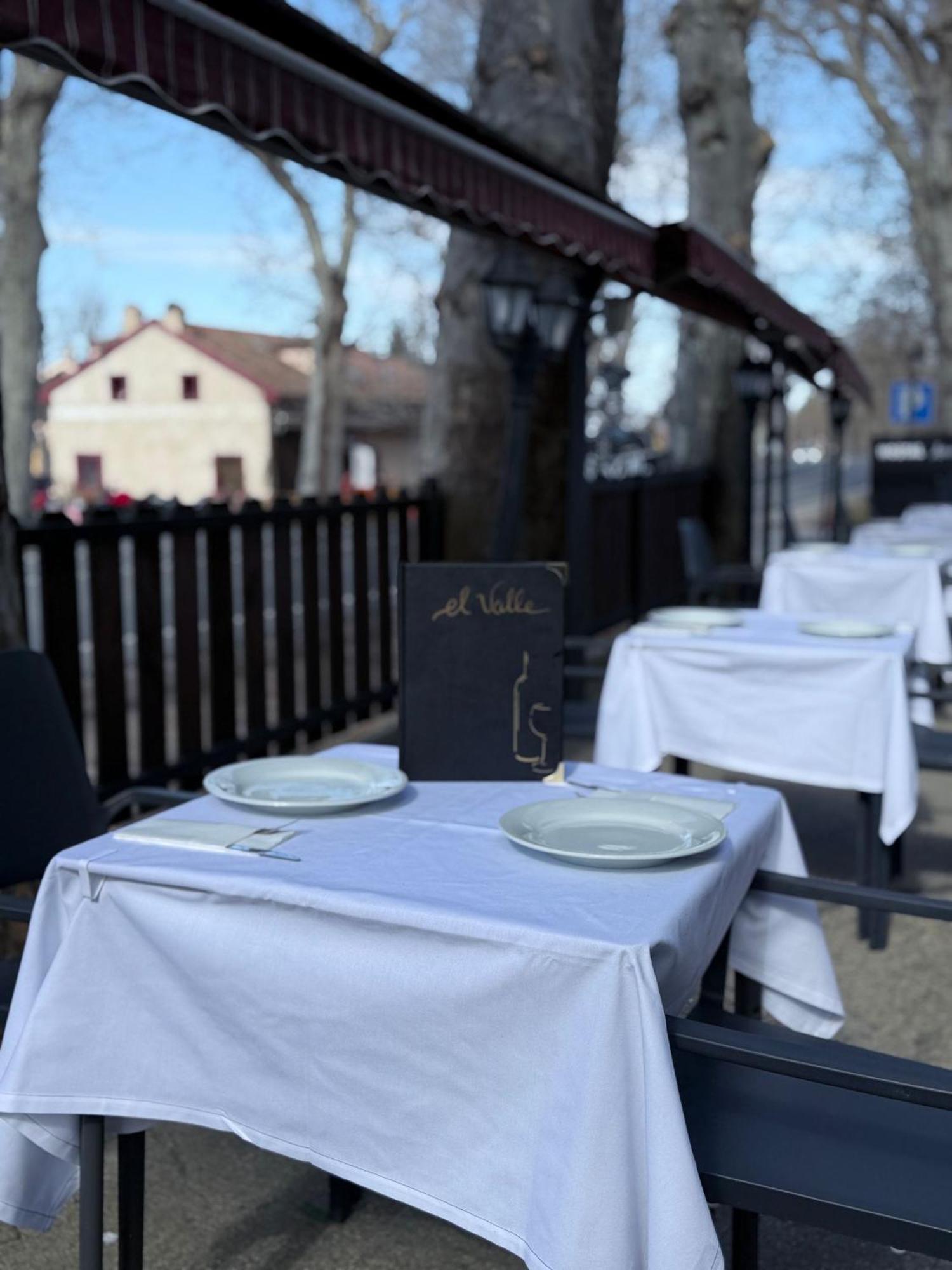 El Valle Hostal Restaurante La Pradera de Navalhorno Bagian luar foto